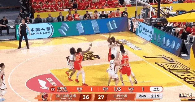 华体会官网-奈特单挑孙铭徽被夹击直接抢断，法耶又丢篮板山西落后11分